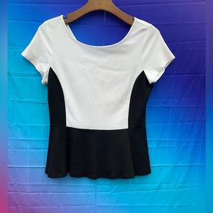 Banana Republic Blouse Black and white Women’s size 8 new with out a tag.